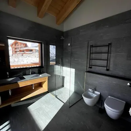 Skiing In The Italian Alps- Chalet Cervinia דירה