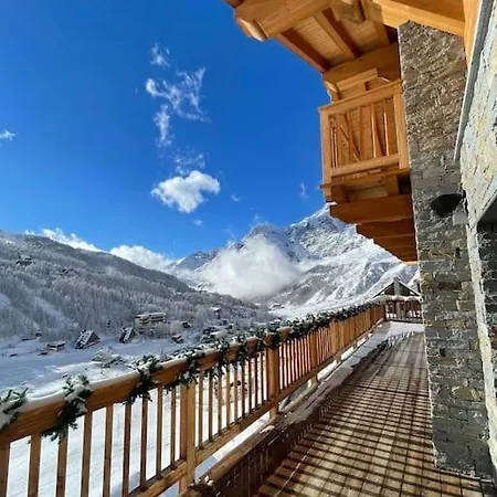 Skiing In The Italian Alps- Chalet Cervinia דירה